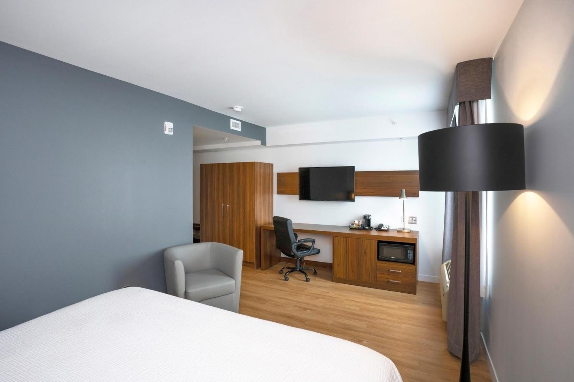 Deluxe King Room Non Smoking or No Pets