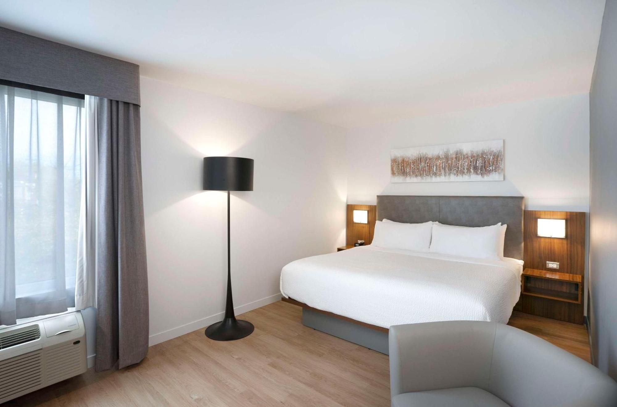 Deluxe King Room Accessible or No Pets or Non Smoking